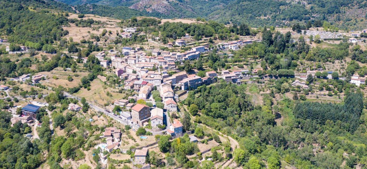 Village de Saint-Pierreville en Ardèche vue aérienne