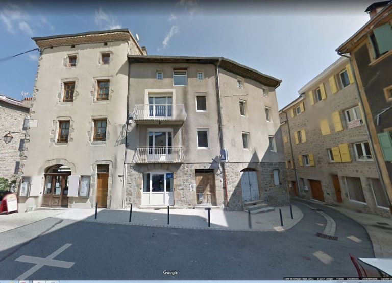 Petit local commercial au centre du Cheylard à louer